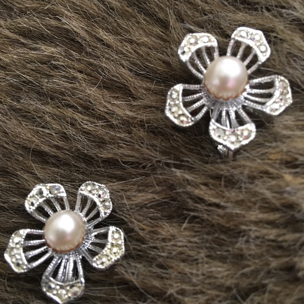 Vintage 60s Sarah Coventry floral clip earrings
